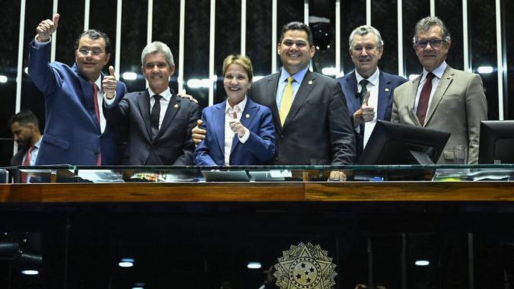 como funciona o sistema político brasileiro
