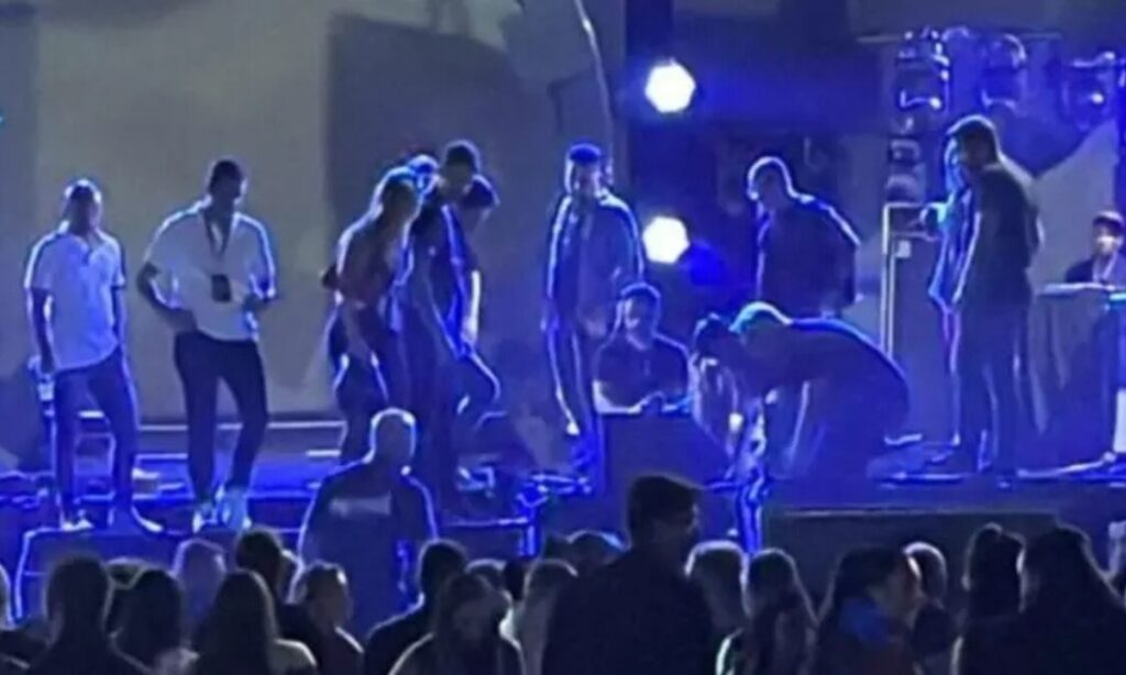 Marrone cai do palco