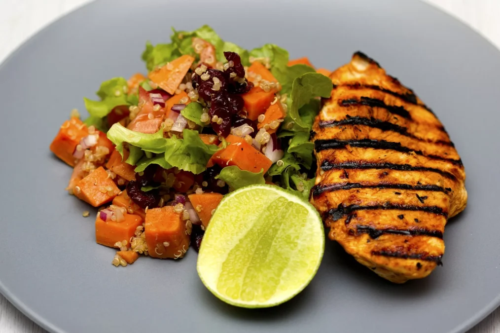 Frango Grelhado com Quinoa e Mix de Vegetais